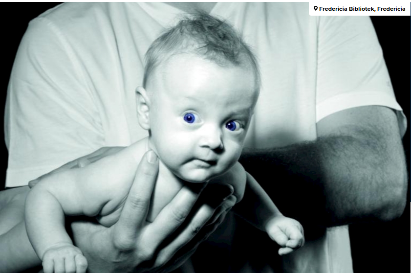 Billede af baby på arm