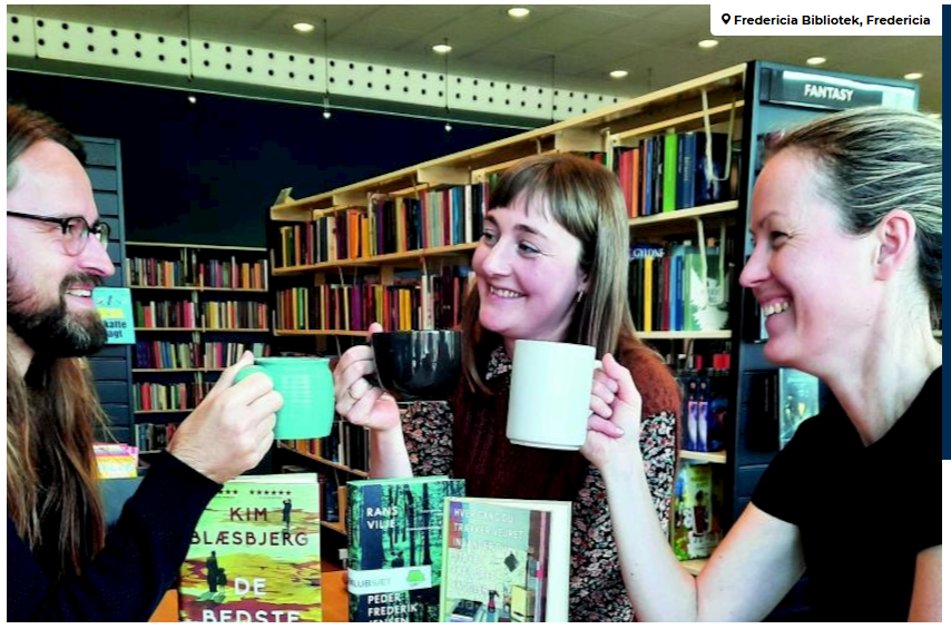 Billede af bibliotekarer med bøger