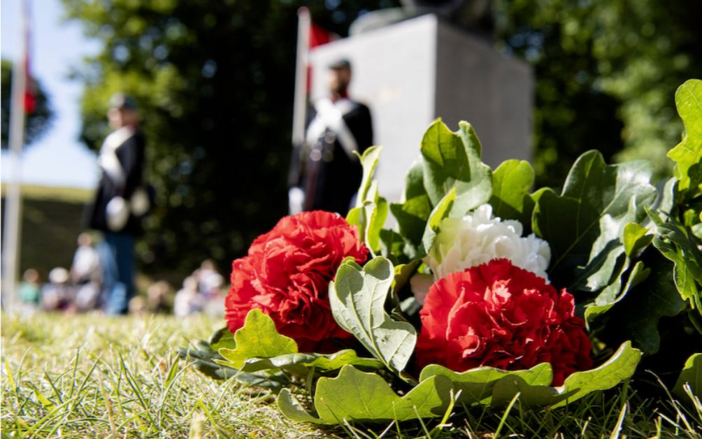 Billede af blomster ved landsoldaten