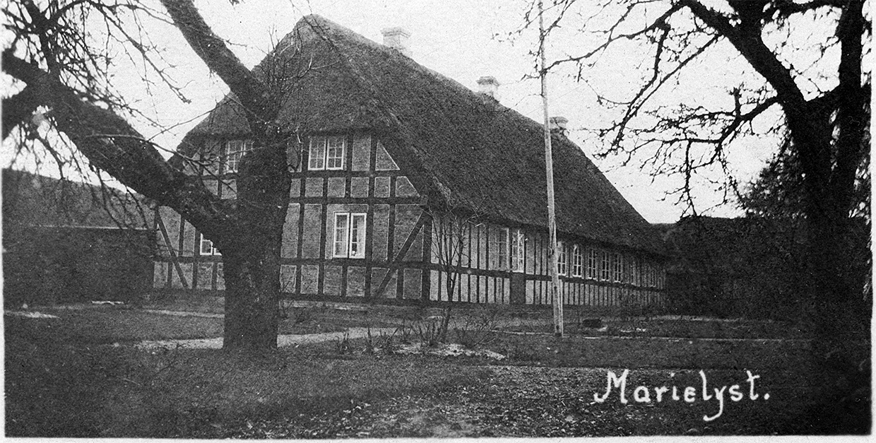 Postkort af Kringsmindes hovedbygning med påtrykt skrift: ”Marielyst”. ( Gårdens navn i en kort periode, før den blev omdøbt til Kringsminde) Lokalhistorisk Arkiv. 