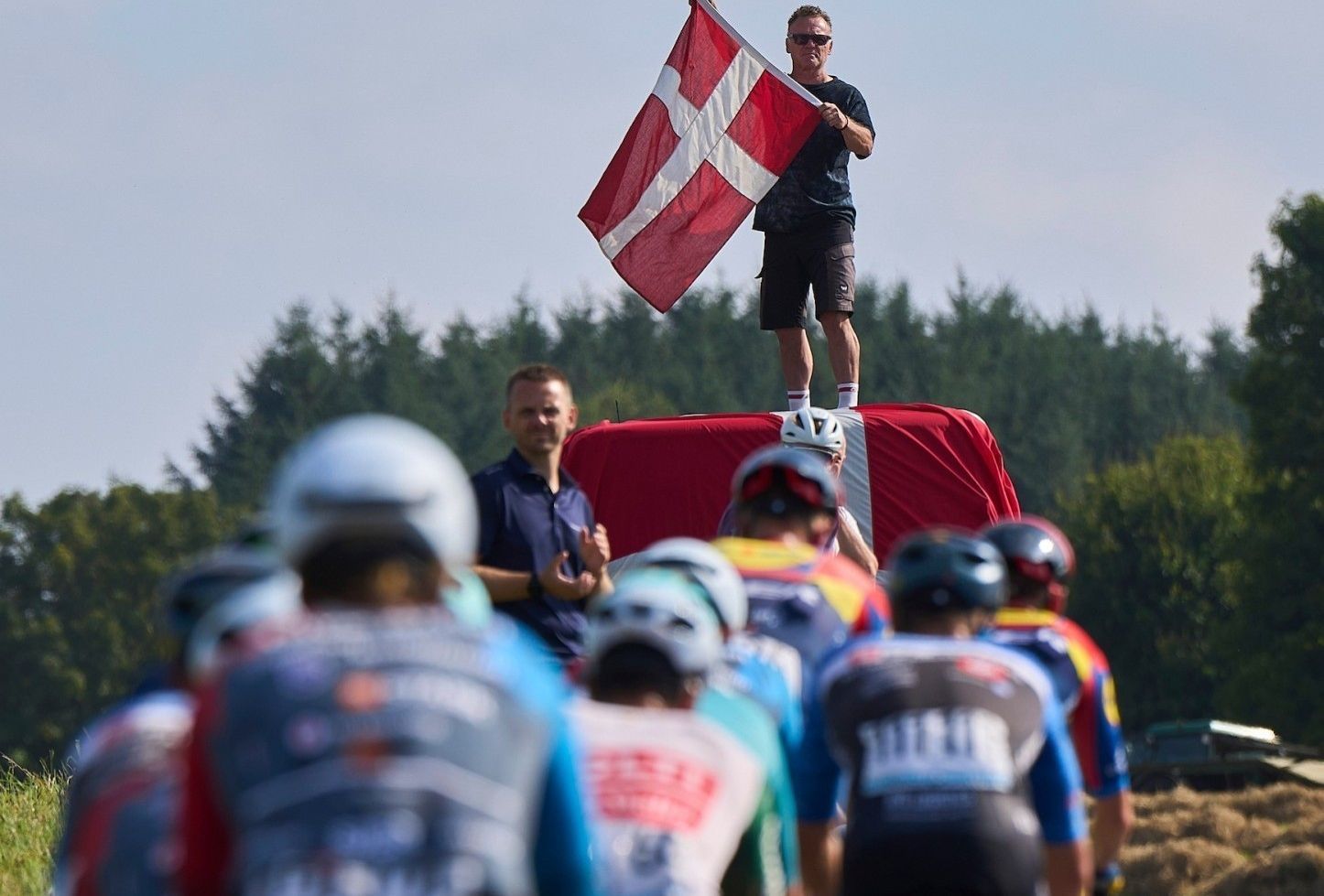 Et felt af cykelryttere 