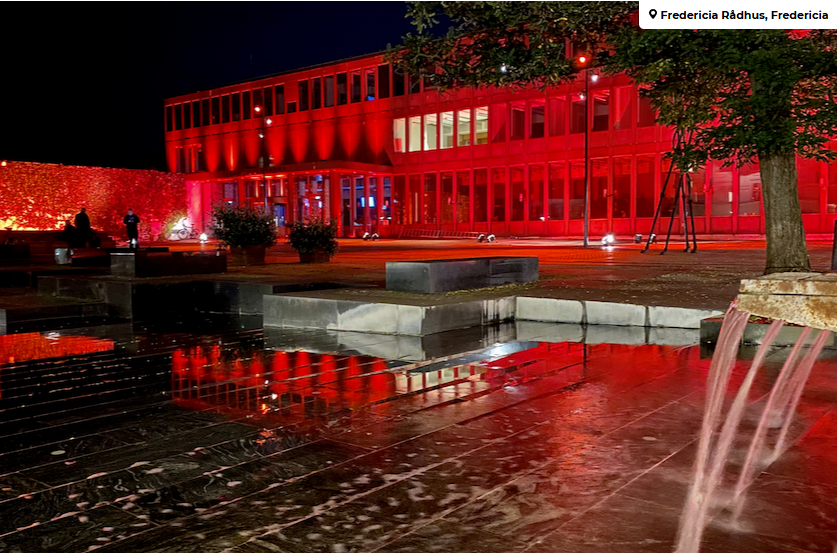 Billede af Fredericia Rådhus med rødt lys
