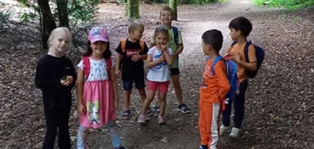 Børn på tur i skoven