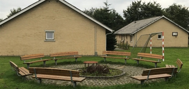 Billede af bålplads med siddepladser foran NOVAs bygninger