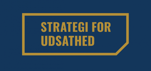 Strategi for Udsathed logo i blå og guld. 