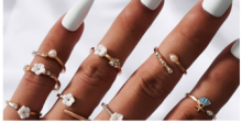 Billede af smykker og negle