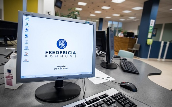 Billede af pc med Fredericia Kommunes logo