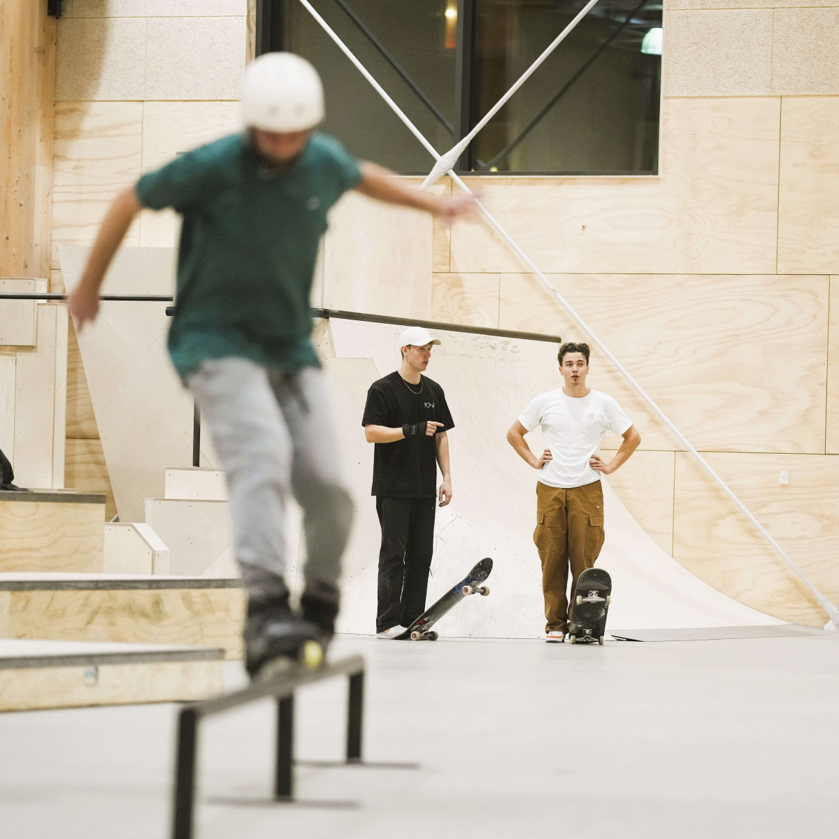 Unge står på skatebord i Fredericia Street Bastion