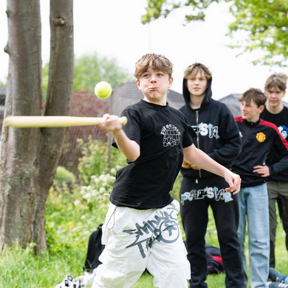 Unge spiller rundbold