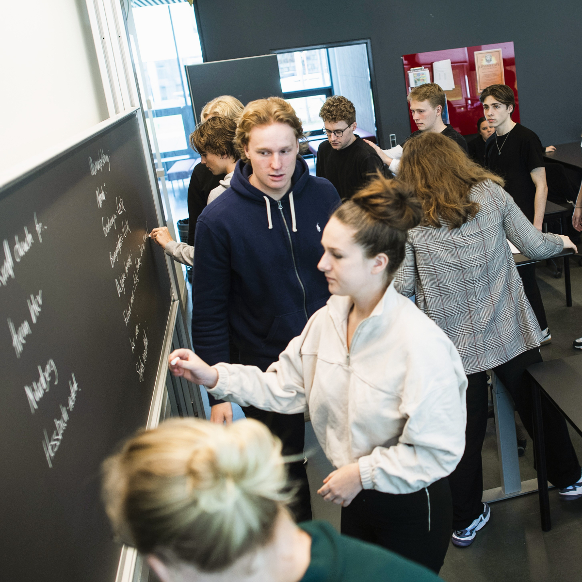 Elever på IBC Fredericia Middelfart skriver på en tavle