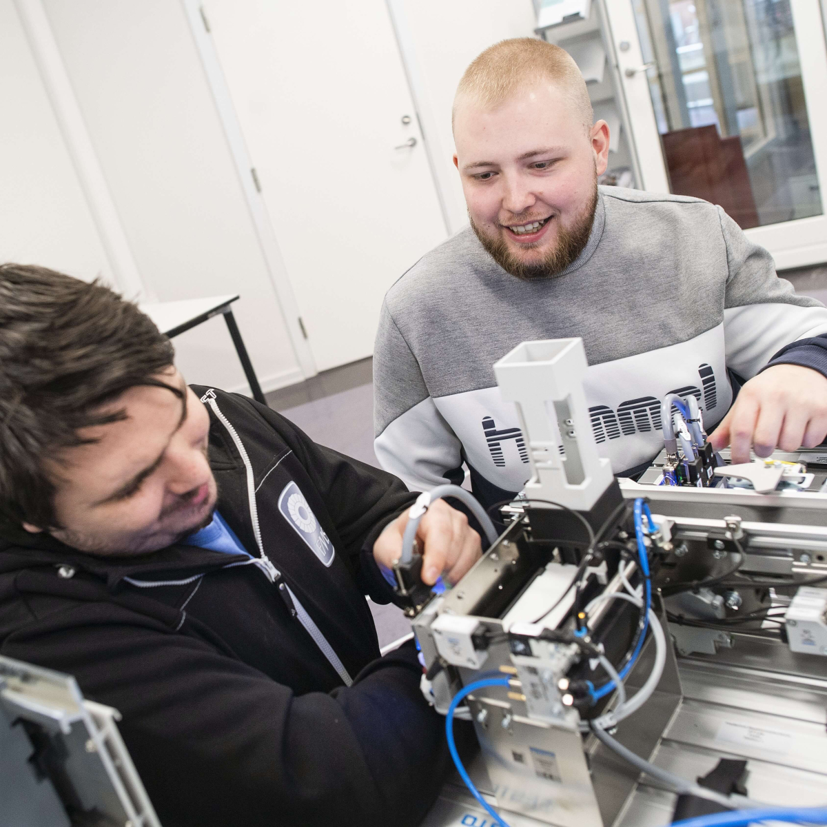 Studerende på automationsteknologuddannelsen arbejder sammen