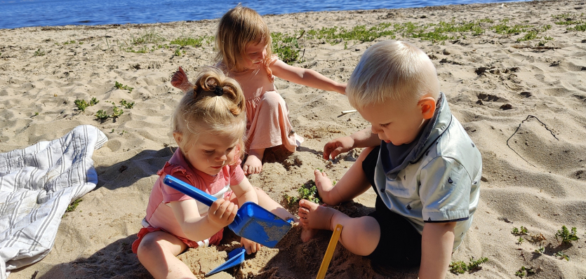 Billede af børn der leger med sand i strand 