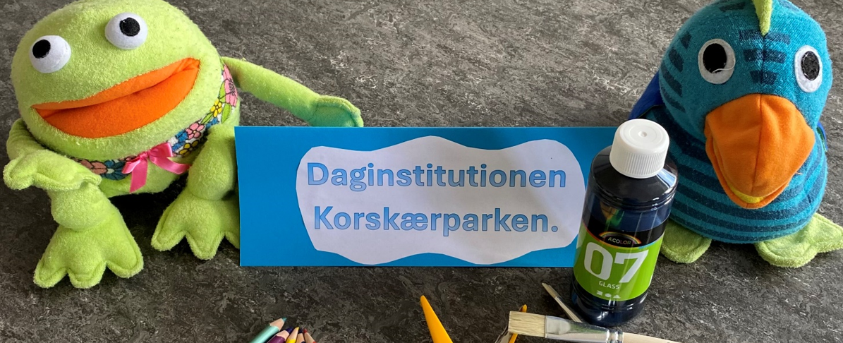 Billede af Kaj og Andrea med skilt Daginstitutionen Korskærparken