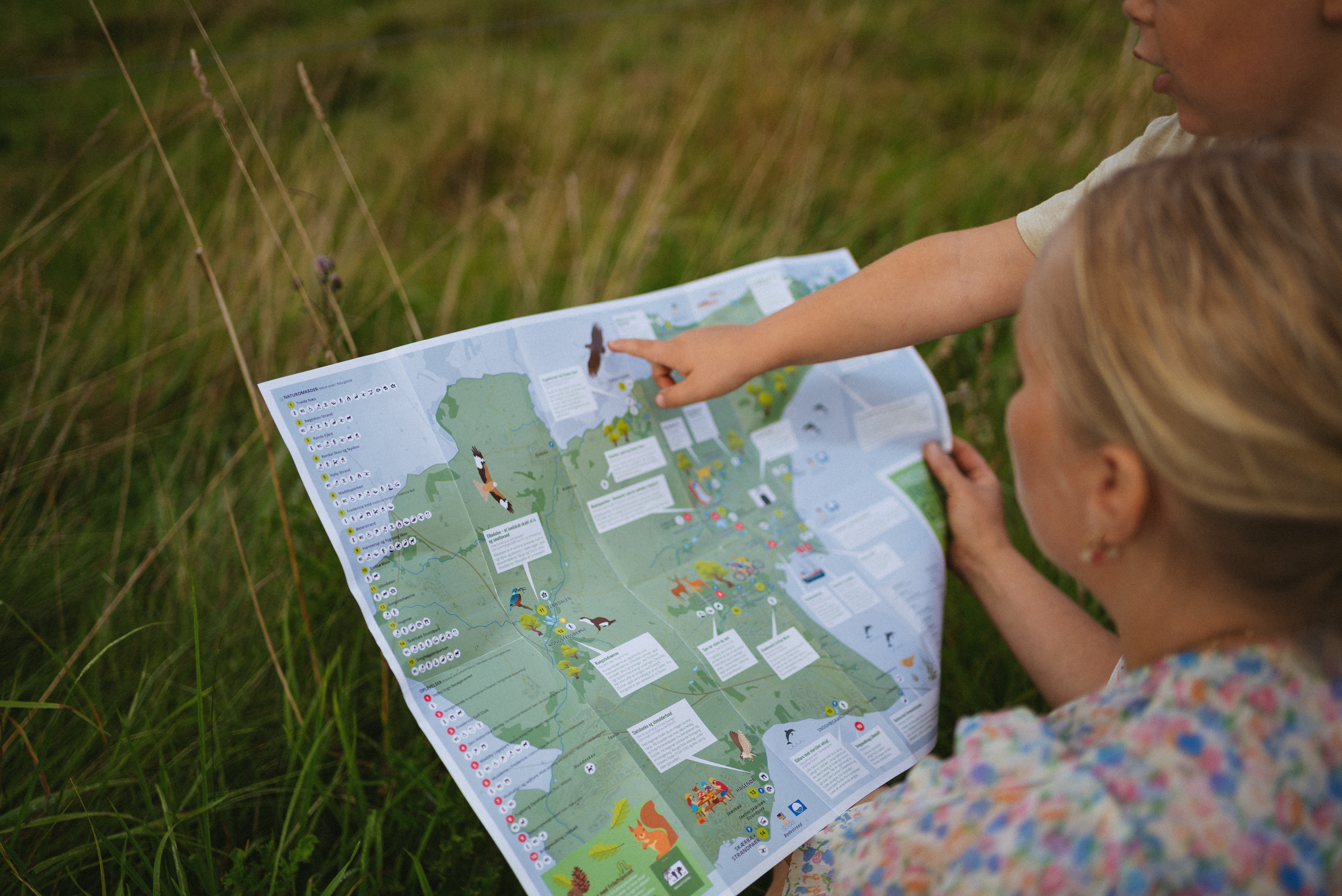 dreng og mor kigger på friluftskortet