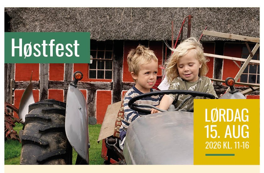 Høstfest, to børn på en grå traktor, med gården Kringsminde i baggrunden. Gården er rød og med sort bindingsværk, og hvide streger bemalet rundt alle kalkede flader. en smuk gammel gård fra 1700 tallet, beliggende lige nord for Fredericia. 
